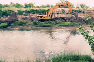 La retroexcavadora avanza con la limpieza del arroyo en el sector del Benavidez